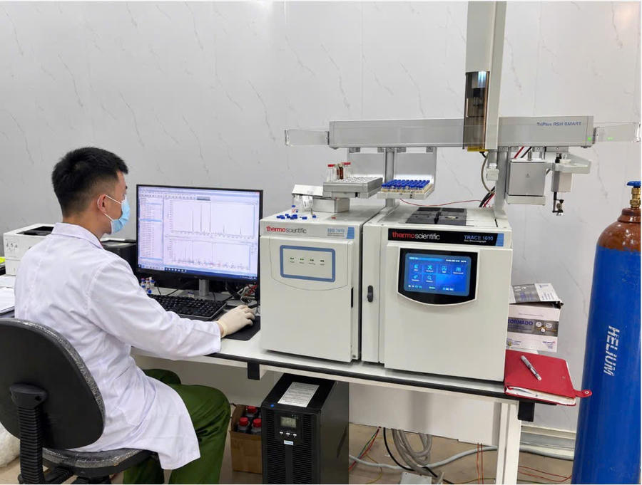 Cán bộ thực hiện công tác giám định. (Ảnh: CABN)