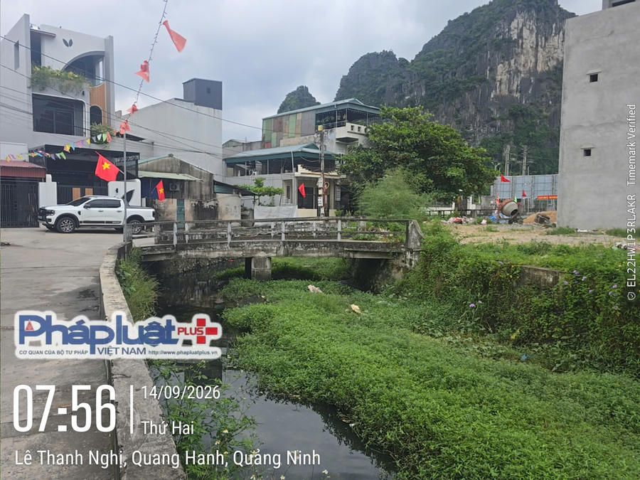 Hiện trạng cây cầu thứ 2 mà gia đình bà Hoa đầu tư xây dựng để làm lối đi vào thửa đất nhưng lại bị Chi nhánh VPĐKĐĐ số 5 đề nghị UBND phường Quang Hanh trả lời rõ: đến nay cây cầu có đủ điều kiện đưa vào sử dụng, kết nối với đường giao thông hiện trạng hay không, để làm cơ sở xem xét thực hiện thủ tục tách thửa&nbsp;theo quy định.