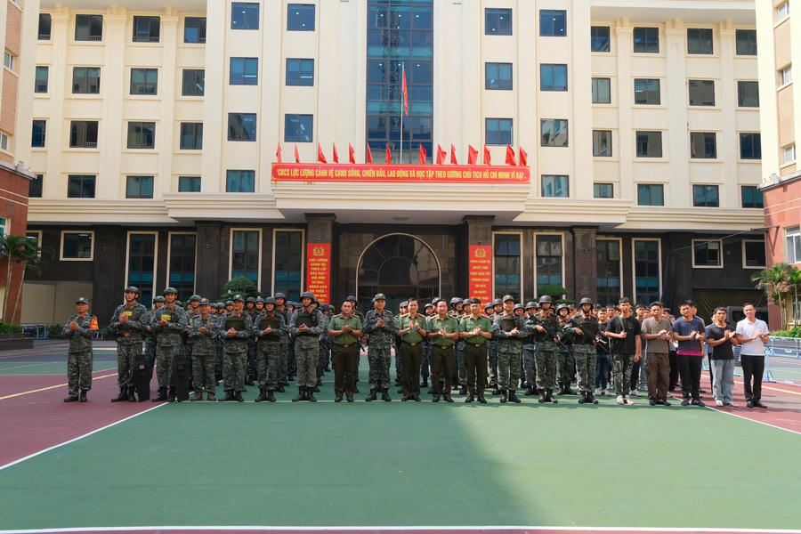 Gần 100 cán bộ, chiến sĩ tham gia diễn tập.