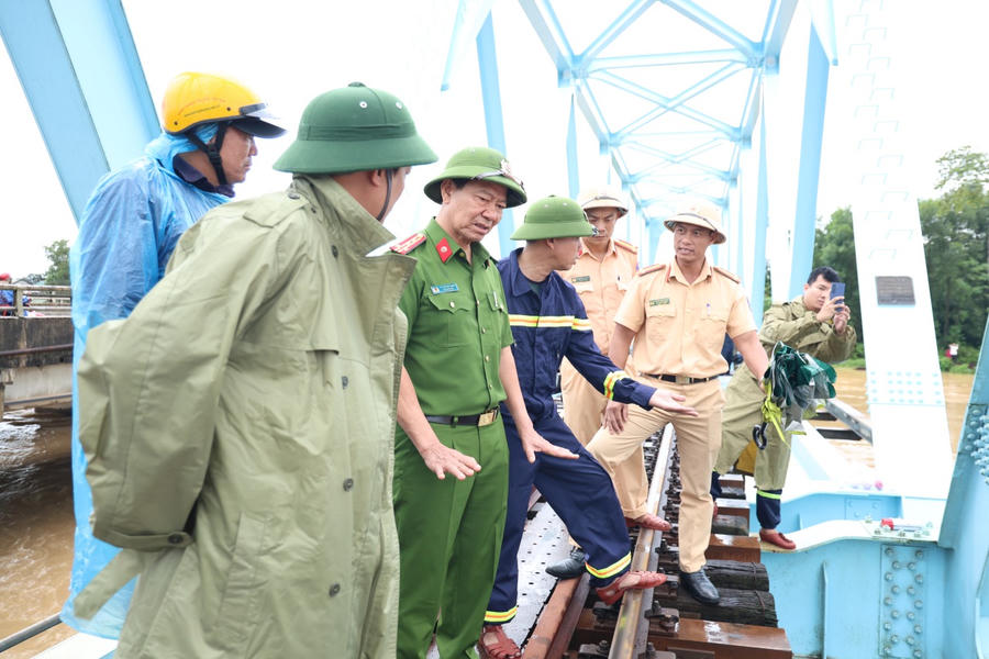 Lãnh đạo Công an tỉnh Quảng Trị trực tiếp chỉ đạo công tác ứng cứu.