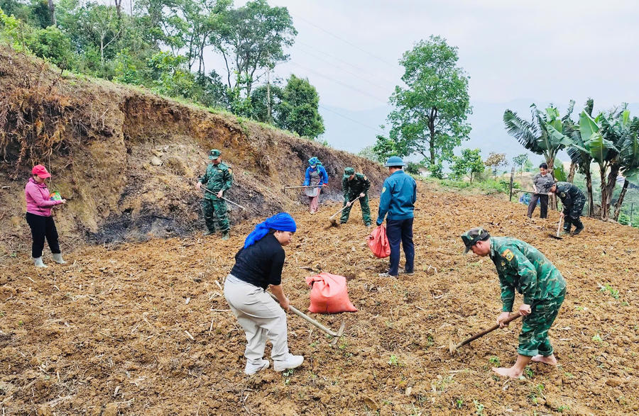 Cán bộ, chiến sĩ đơn vị tích cực tham gia hoạt động hỗ trợ phụ nữ vùng biên phát triển kinh tế. (Ảnh: Hoàng Chính).