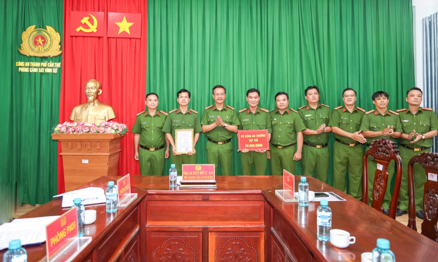 Đại tá Bùi Đức An, Phó Giám đốc Công an TP Cần Thơ trao thư khen và tiền thưởng đột xuất của Bộ trưởng Bộ Công an cho tập thể Phòng Cảnh sát hình sự (Ảnh: Công an cung cấp).