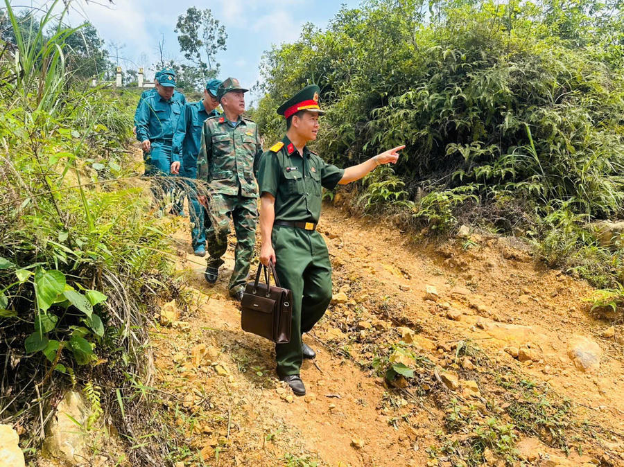 Cán bộ Ban Chỉ huy Quân sự xã Tiên Yên bám địa bàn, nắm tình hình cơ sở và tuyên truyền, vận động Nhân dân.