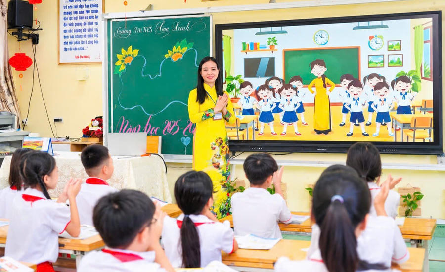 Giáo viên hướng dẫn học sinh thực hành trên máy tính. Giáo viên hướng dẫn học sinh thực hành trên máy tính.