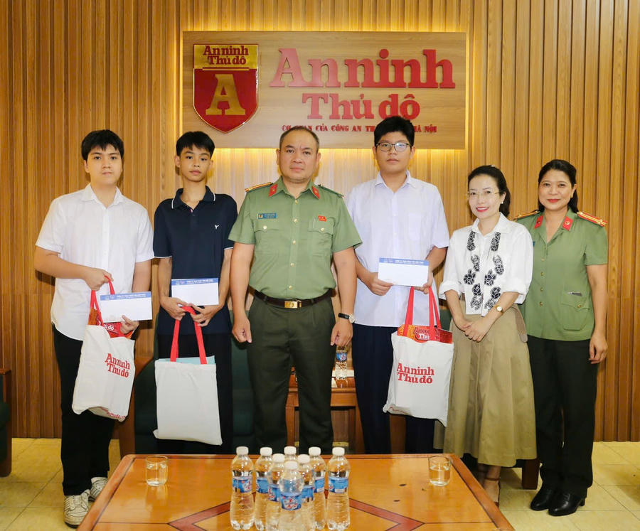 Trung tá Đỗ Trần Quân và đại diện Tân Hiệp Phát trao quà trung thu cho các cháu trong chương trình Cùng em vững bước tương lai.