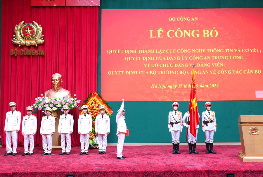 Thiếu tướng Lê Khắc Thuyết, Cục trưởng cùng các đồng chí lãnh đạo Cục Cục Công nghệ thông tin và Cơ yếu thực hiện nghi lễ tuyên thệ dưới lá cờ vinh quang của Tổ quốc.