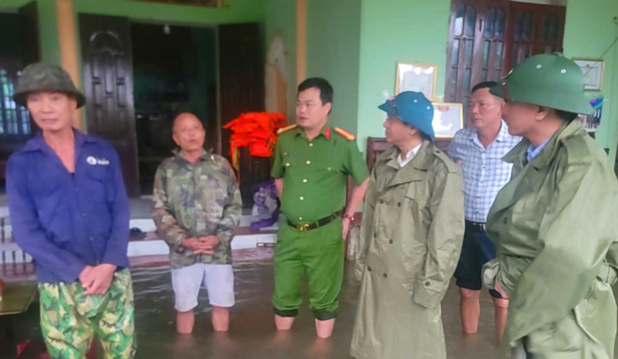 Chính quyền, lực lượng chức năng vận động, hỗ trợ các hộ gia đình bị ngập lụt di dời người và tài sản đến nơi an toàn.