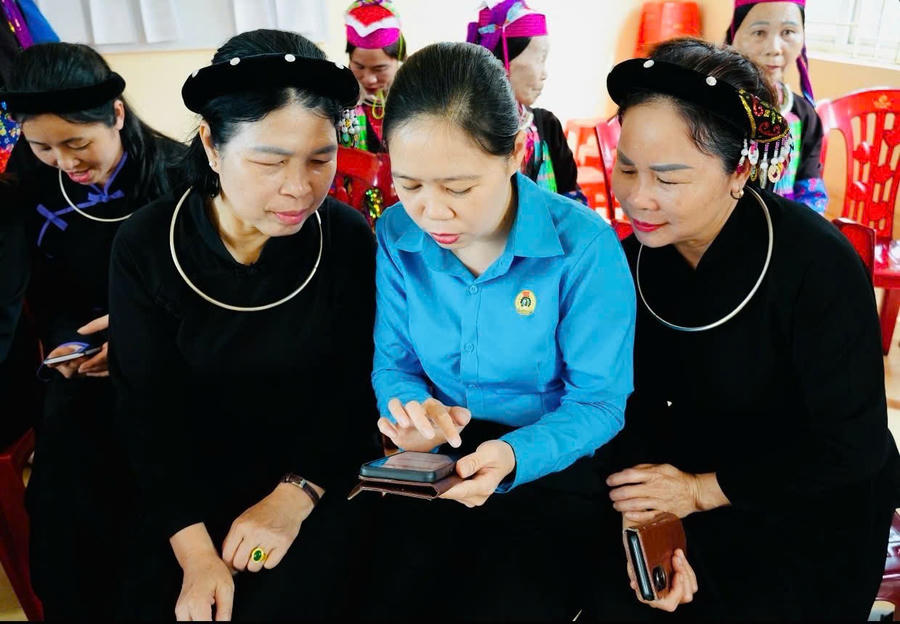 Cán bộ hướng dẫn phụ nữ dân tộc thiểu số tiếp cận, sử dụng công nghệ số, góp phần nâng cao “sức đề kháng số” trong cộng đồng.