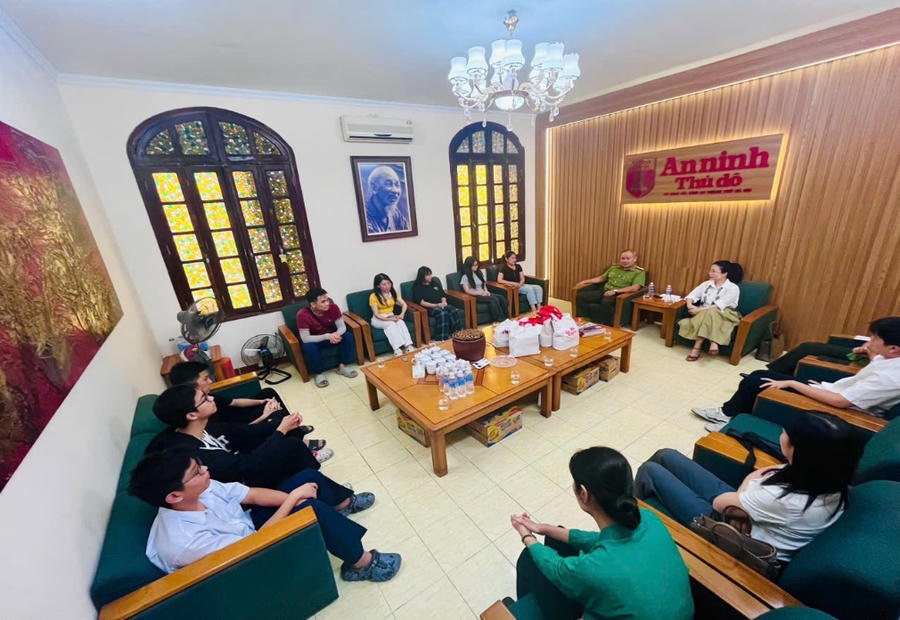 Những cuộc gặp gỡ các em trong chương trình Cùng em vững bước tương lai được duy trì đều đặn vào các dịp lễ tết.