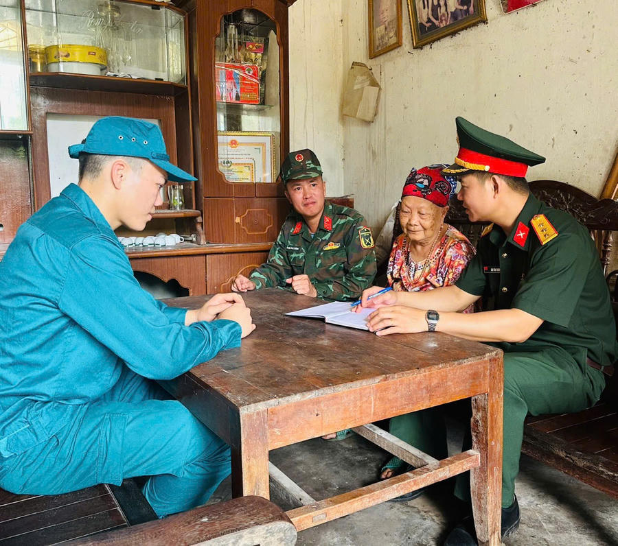 Cán bộ Ban Chỉ huy Quân sự xã Tiên Yên thăm hỏi, nắm tâm tư, nguyện vọng của người dân, góp phần đưa công tác dân vận đi vào chiều sâu.