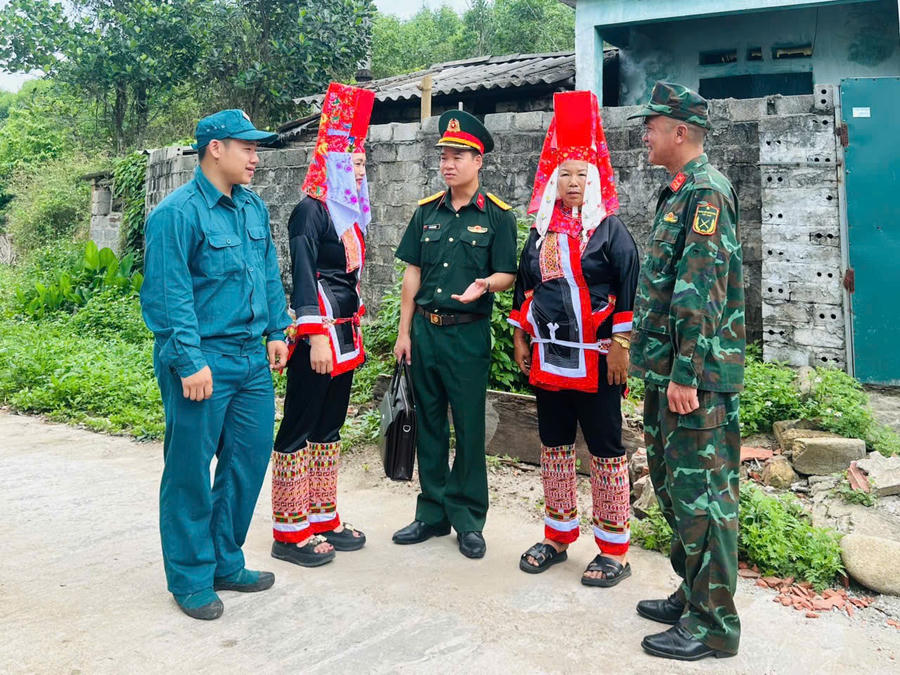 Cán bộ Ban Chỉ huy Quân sự xã Tiên Yên tuyên truyền, vận động Nhân dân, góp phần củng cố niềm tin và xây dựng “sức đề kháng số” từ cơ sở. Cán bộ Ban Chỉ huy Quân sự xã Tiên Yên tuyên truyền, vận động Nhân dân, góp phần củng cố niềm tin và xây dựng “sức đề kháng số” từ cơ sở.