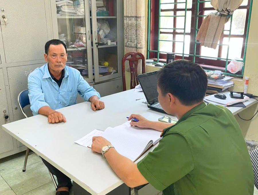 Đối tượng bị truy nã Nguyễn Đức Khiêm đến đầu thú tại trụ sở Công an xã Nam An Phụ. (Ảnh: CAHP)