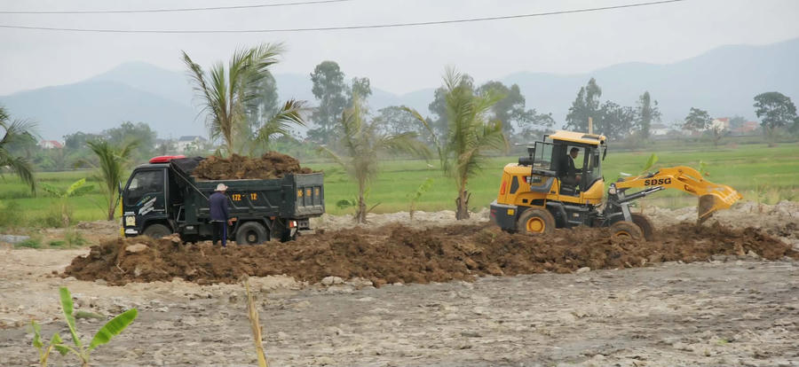Ông Bùi Văn T. tự ý san lấp đất nông nghiệp trái phép - Ảnh tư liệu.