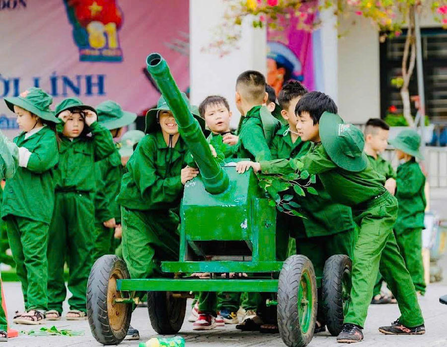 Học sinh Trường Tiểu học Hạ Long, Đặc khu Vân Đồn, hào hứng tham gia hoạt động trải nghiệm.