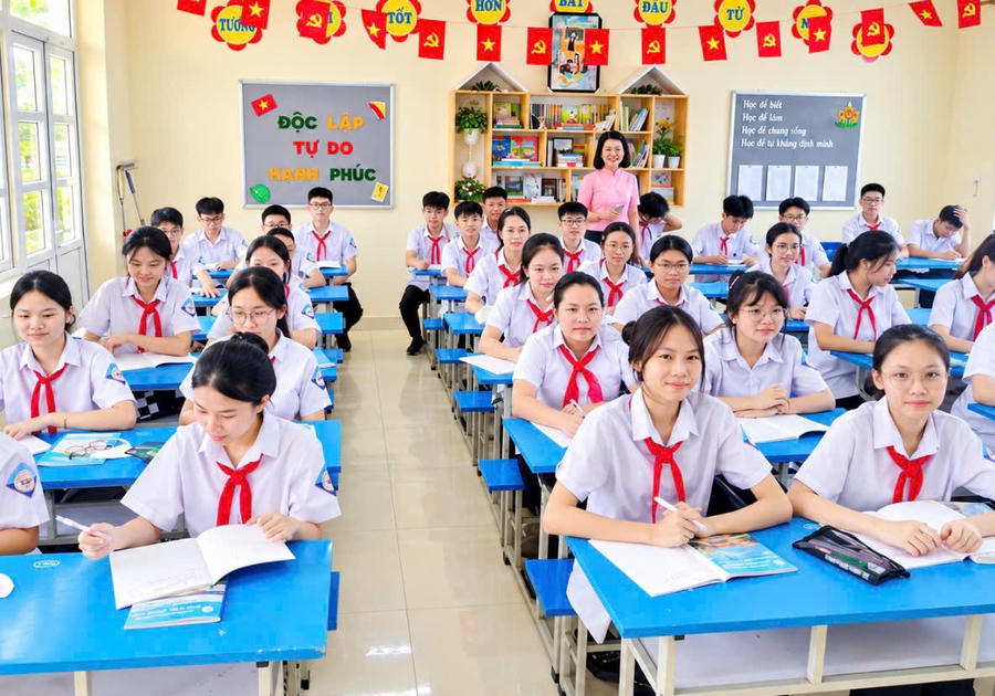 Học sinh Trường THCS Nguyễn Du tham gia nghi thức, hoạt động thi đua tại sân trường.