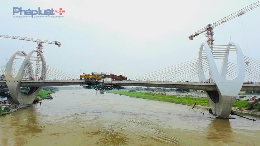 Mưa lũ lớn khiến mực nước các sông đang lên. (Ảnh: Như Trường).