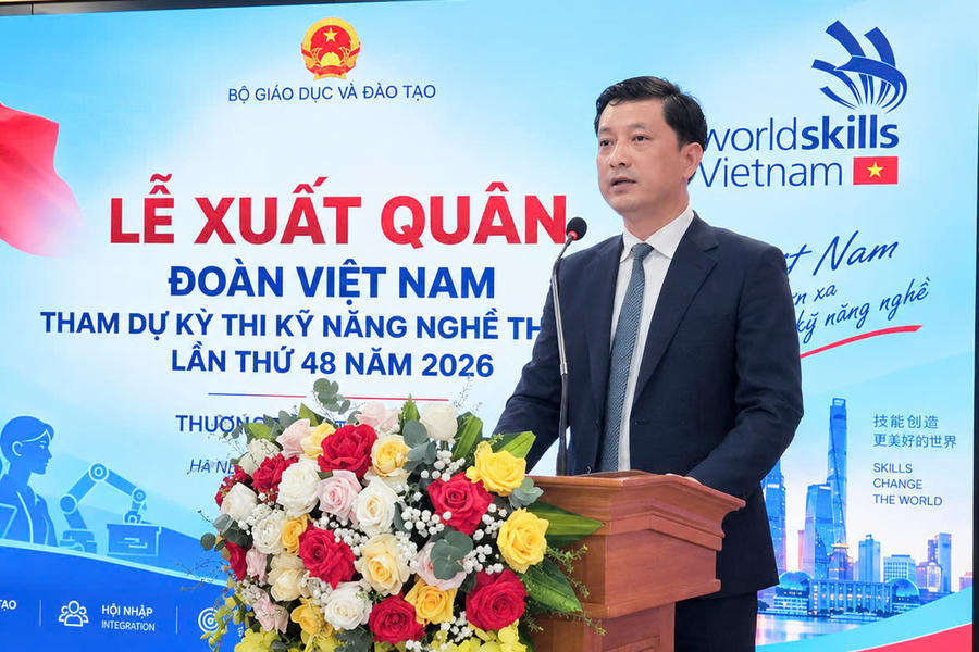 Ông Trần Việt Hùng, Hiệu trưởng Trường Trung cấp nghề Giao thông công chính Hà Nội, chia sẻ tại buổi lễ. (Ảnh: Bộ GD&ĐT)