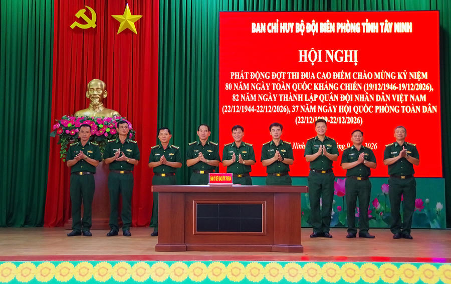 Các Cụm thi đua trong Bộ đội Biên phòng tỉnh hoàn thành ký kết giao ước thi đua, thể hiện quyết tâm hoàn thành thắng lợi mục tiêu, nội dung, chỉ tiêu Đợt thi đua cao điểm (ảnh: Đinh Quân)