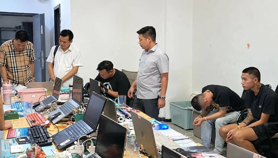 Công an khám xét tại hiện trường (Ảnh: Công an cung cấp)