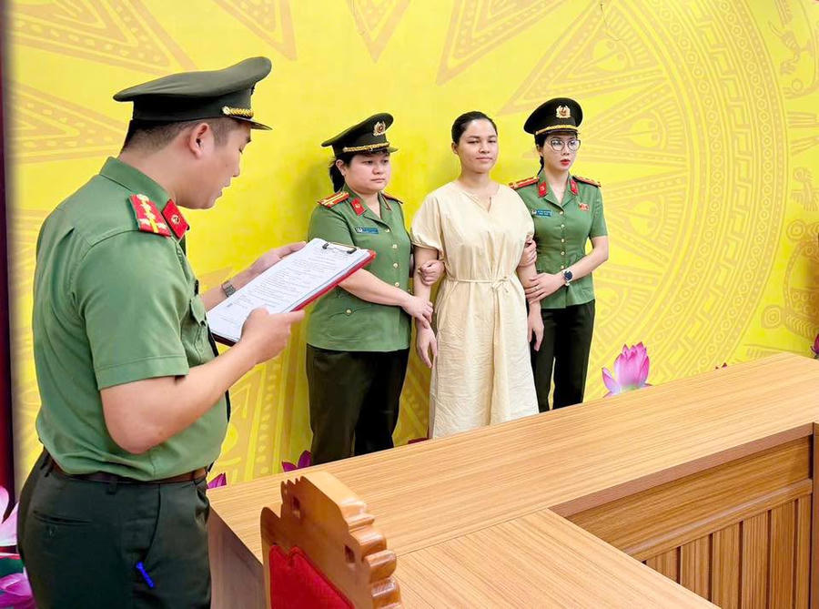 Cơ quan ANĐT Công an tỉnh Tuyên Quang thi hành lệnh khởi tố, bắt tạm giam Vũ Thị Dung. (Ảnh: Công an Tuyên Quang).