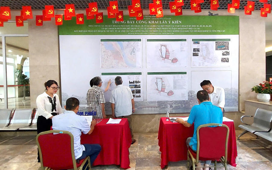Người dân đóng góp ý kiến vào việc điều chỉnh cục bộ quy hoạch phân khu đô thị khu vực hồ Hoàn Kiếm và phụ cận. (Ảnh: Đình Hiệp)