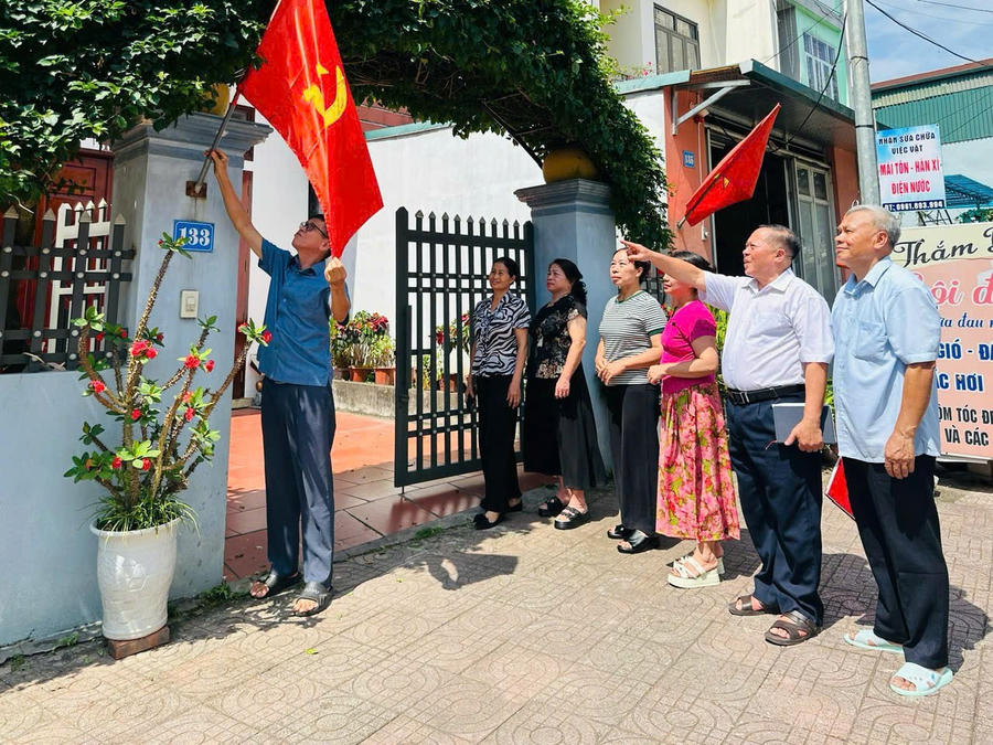 Người dân cùng nhau treo cờ Tổ quốc, lan tỏa tinh thần đoàn kết và ý thức cộng đồng từ mỗi khu dân cư.