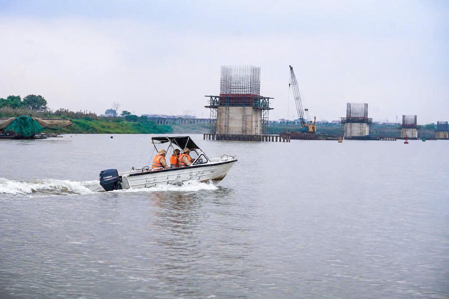 Cảnh sát đường thuỷ tuần tra, bảo đảm an toàn trên sông Hồng.