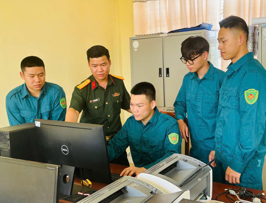 Cán bộ hướng dẫn lực lượng trẻ khai thác công nghệ, nâng cao kỹ năng và chủ động xử lý thông tin trên môi trường số.