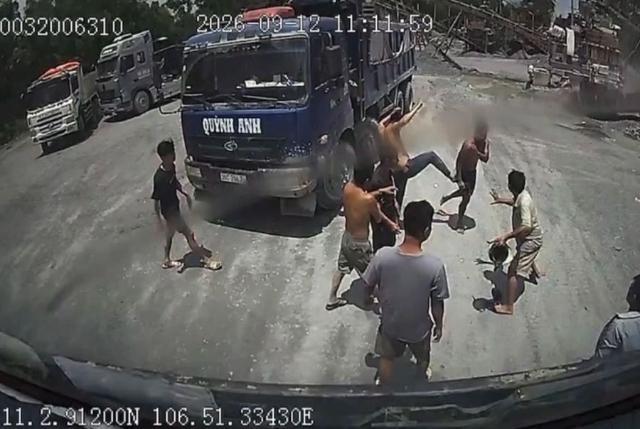 Camera ghi lại diễn biến vụ việc (Ảnh: Cắt từ clip).