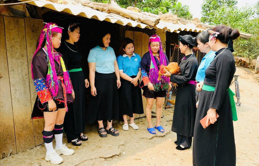 Cán bộ, đoàn viên và phụ nữ địa phương gần gũi, vận động Nhân dân vùng đồng bào dân tộc thiểu số, góp phần củng cố sự gắn kết và niềm tin từ cơ sở.