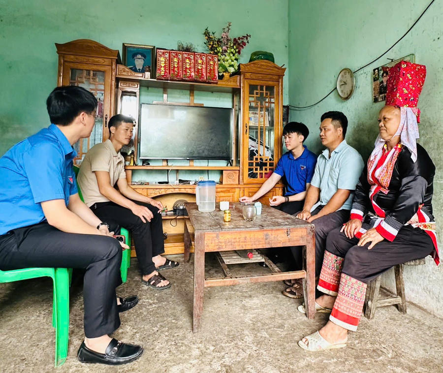 Đoàn viên, thanh niên đến từng gia đình, lắng nghe và nắm bắt tâm tư, nguyện vọng của người dân từ cơ sở.