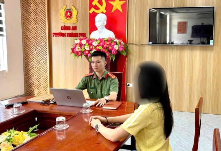 Lực lượng chức năng làm việc với người phụ nữ (Ảnh: Công an cung cấp).