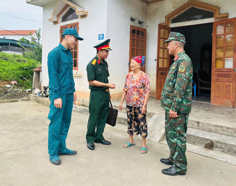 Cán bộ, chiến sĩ lực lượng vũ trang gần gũi, tuyên truyền, vận động Nhân dân từ những việc cụ thể ở cơ sở.