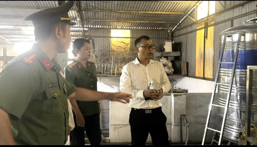 Phòng An ninh kinh tế - CATP Hà Nội tiến hành kiểm tra đột xuất cơ sở kinh doanh nước đóng bình. (Ảnh: Công an TP Hà Nội)