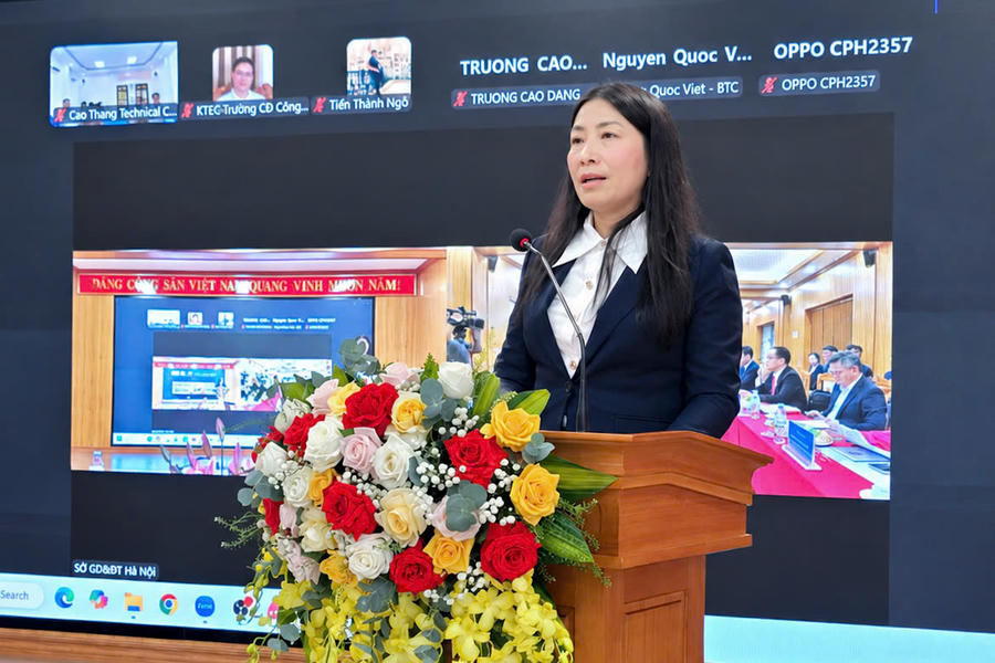 Bà Lê Thị Hằng, Phó Cục trưởng Cục Giáo dục nghề nghiệp và Giáo dục thường xuyên, Bộ GDĐT,﻿ báo cáo tại buổi lễ. (Ảnh: Bộ GD&ĐT)