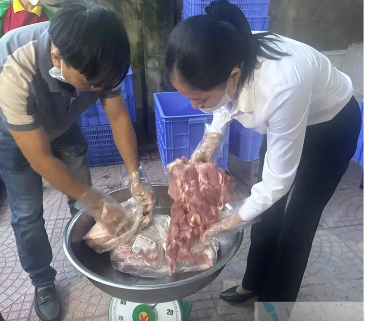 Phụ huynh trường Tiểu học Lê Trọng Tấn (phường Yên Nghĩa, TP Hà Nội) kiểm tra thực phẩm sáng 14/9. Ảnh: PHCC
