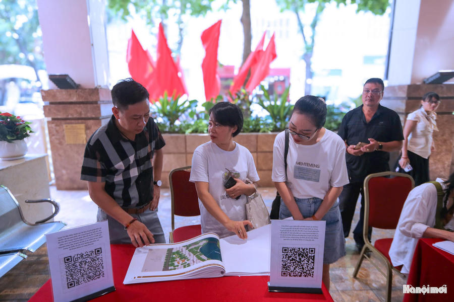 Nhiều người dân quét mã QR để góp ý vào phương án điều chỉnh quy hoạch khu vực hồ Hoàn Kiếm và phụ cận. (Ảnh: hanoimoi.vn)