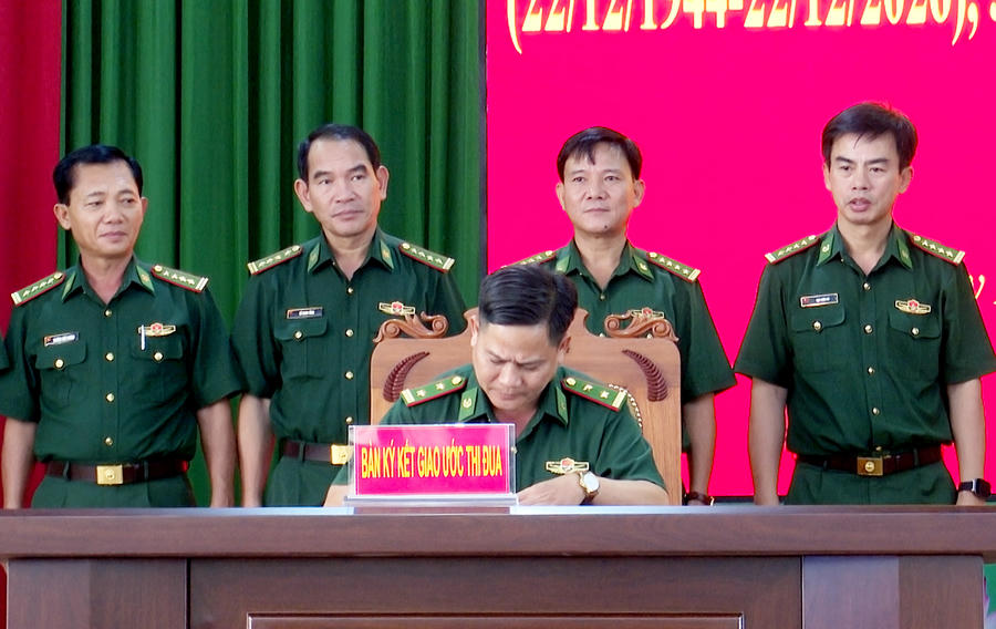 Các đồng chí Thủ trưởng trong Ban Chỉ huy Bộ đội Biên phòng tỉnh chứng kiến đại diện các Cụm thi đua ký kết giao ước thi đua (ảnh: Đinh Quân)