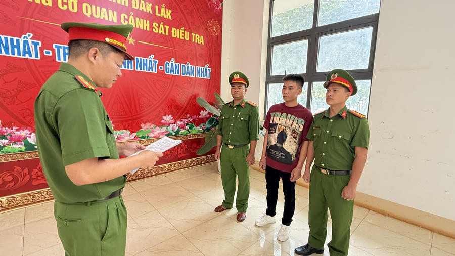 Lực lượng Công an tống đạt quyết định khởi tố bị can, bắt tạm giam Trần Xuân Hòa. Ảnh: SĐ