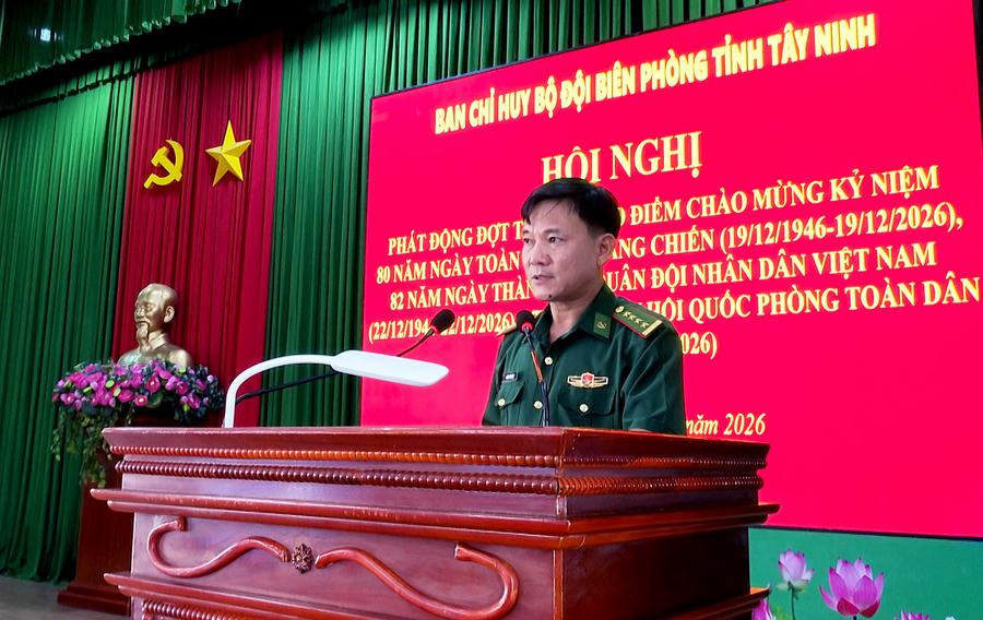 Đại tá Dương Văn Dược, Bí thư Đảng ủy, Chính ủy, Chủ tịch Hội đồng Thi đua - Khen thưởng Ban Chỉ huy Bộ đội Biên phòng tỉnh phát động đợt thi đua cao điểm (ảnh: Đinh Quân)