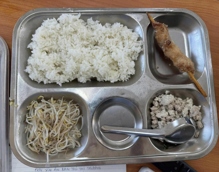 Hình ảnh bữa ăn bán trú cho học sinh tiểu học một trường trên địa bàn TP Hà Nội khiến phụ huynh bức xúc. Hình ảnh bữa ăn bán trú cho học sinh tiểu học một trường trên địa bàn TP Hà Nội khiến phụ huynh bức xúc.