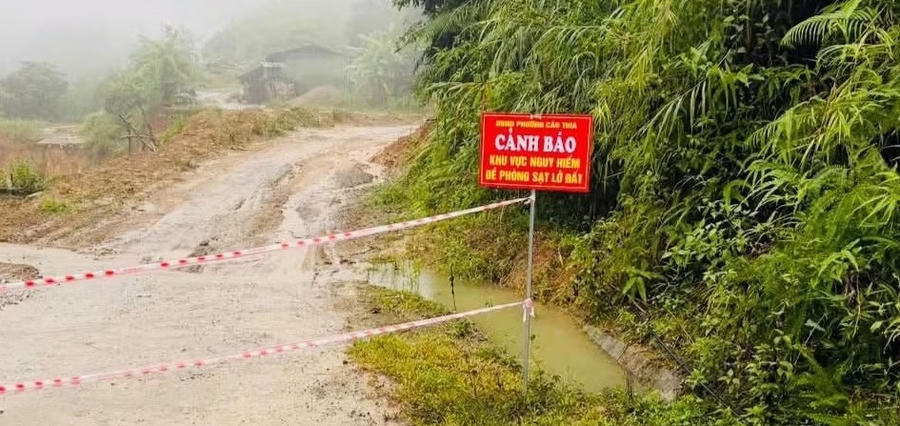 Lực lượng chức năng cắm biển cảnh báo, bảo đảm an toàn cho người dân. (Ảnh: Ủy ban nhân dân phường Cầu Thia)
.