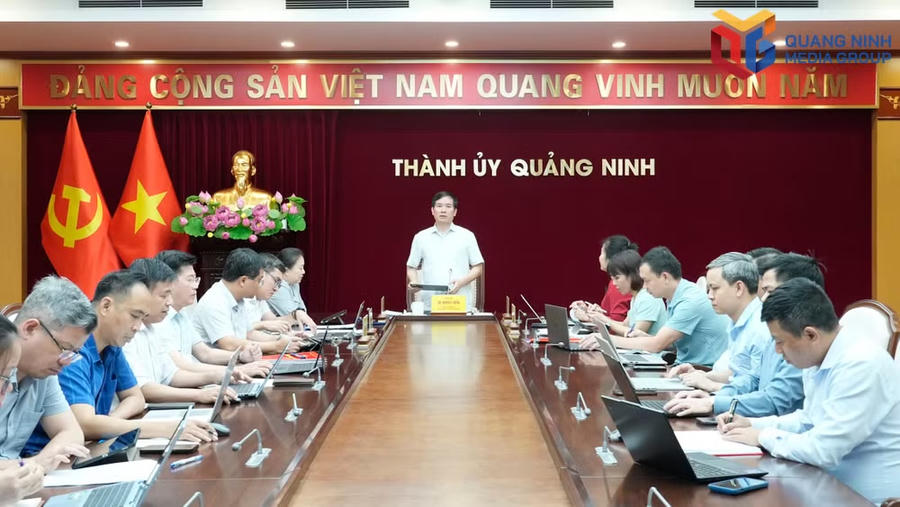 Ông Vũ Quyết Tiến, Phó Bí thư Thành ủy, Chủ tịch Ủy ban MTTQ thành phố, phát biểu chỉ đạo tại cuộc họp. Ảnh: QMG Ông Vũ Quyết Tiến, Phó Bí thư Thành ủy, Chủ tịch Ủy ban MTTQ thành phố, phát biểu chỉ đạo tại cuộc họp. Ảnh: QMG