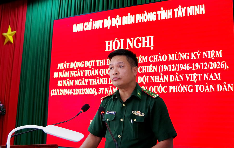 Thượng tá Hoàng Như Nam, Chính trị viên Đồn Biên phòng Vàm Trảng Trâu, Cụm trưởng Cụm thi đua số 3, đại diện các đơn vị ký kết giao ước thi đua phát biểu hứa hẹn (ảnh: Đinh Quân)