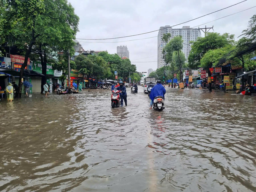 Nhiều tuyến đường của Hà Nội ngập úng sau cơn mưa kéo dài. (Ảnh: Châu Doanh)