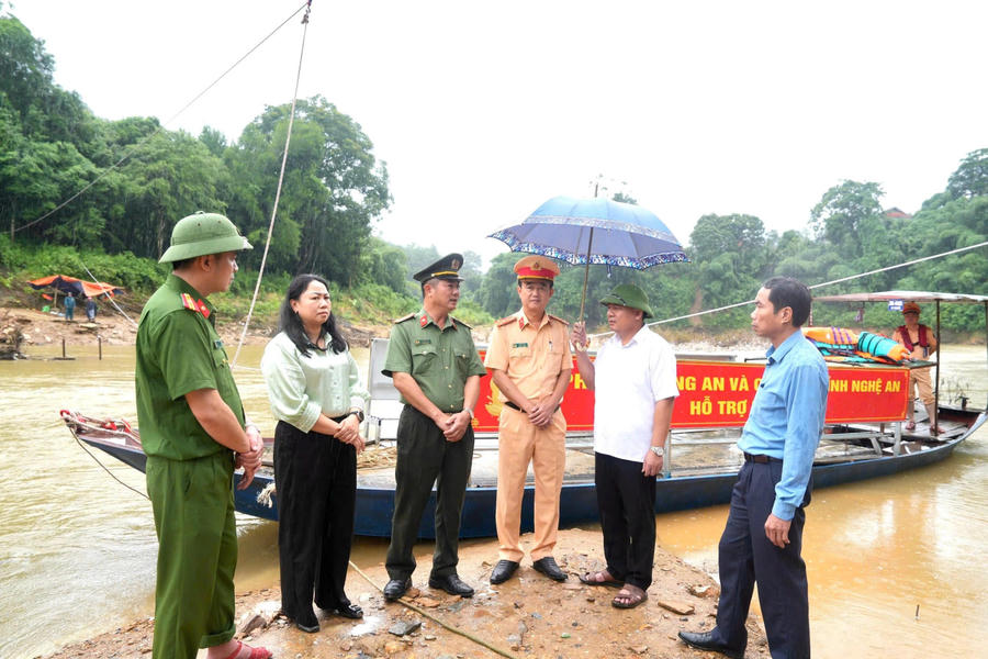 Kịp thời hỗ trợ phà, phục vụ nhu cầu của người dân.
