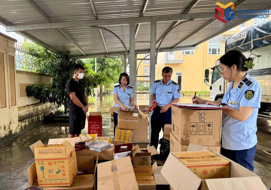 Đội Quản lý thị trường số 1 kiểm tra số hàng hóa gồm bánh trung thu, kẹo, rượu, ruốc không có hóa đơn chứng minh nguồn gốc trên xe ô tô BKS 14K-294.91.Ảnh: Báo Quảng Ninh