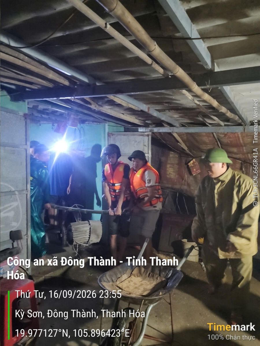 Lực lượng Công an cơ sở bám sát địa bàn, kịp thời hỗ trợ Nhân dân phòng, chống và giảm thiểu thiệt hại do mưa lũ.