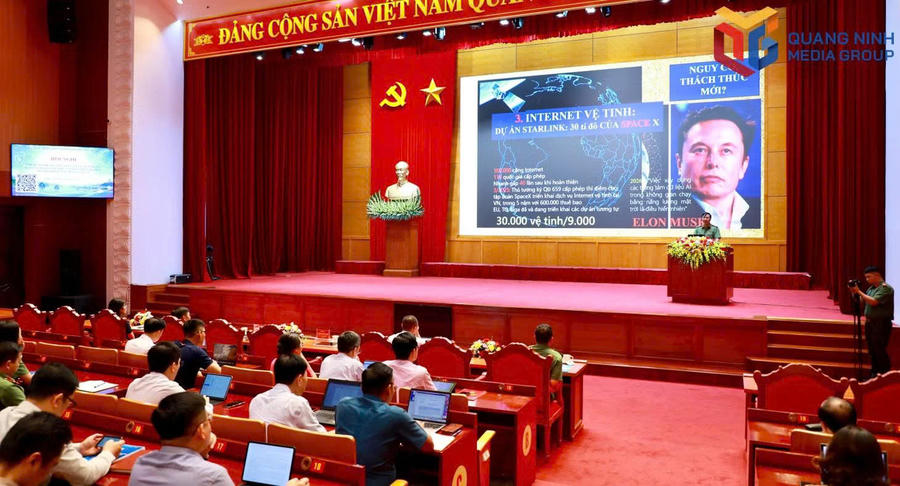 Đại diện lãnh đạo Cục An ninh mạng và phòng, chống tội phạm sử dụng công nghệ cao (Bộ Công an) truyền đạt chuyên đề chuyên sâu về những nội dung mới, cốt lõi của Luật An ninh mạng.Ảnh: Báo Quảng Ninh