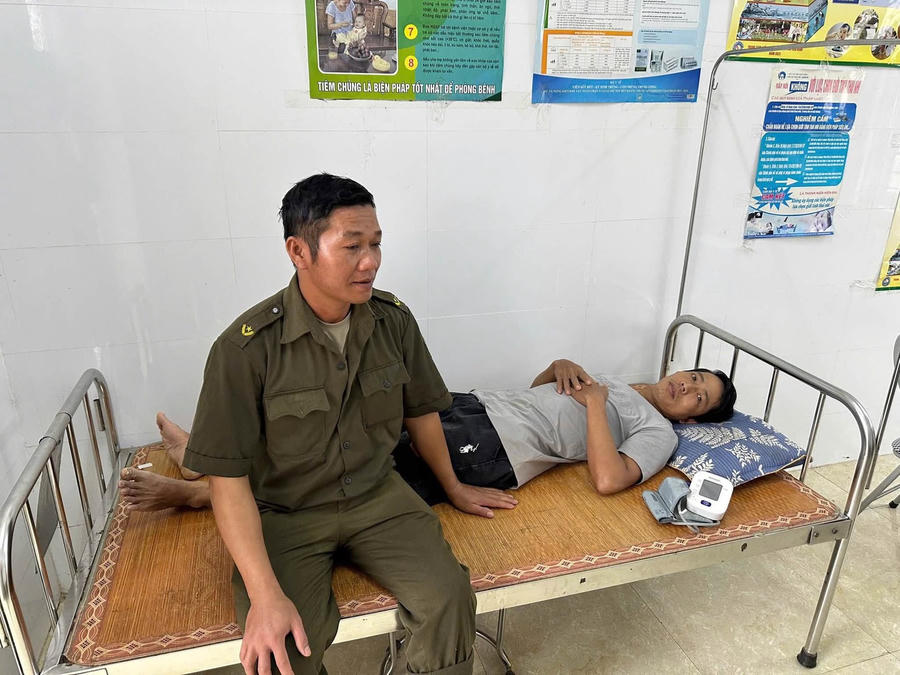 Sau khi giải cứu thành công, lực lượng Công an xã đưa công dân kiểm tra tình trạng sức khỏe.